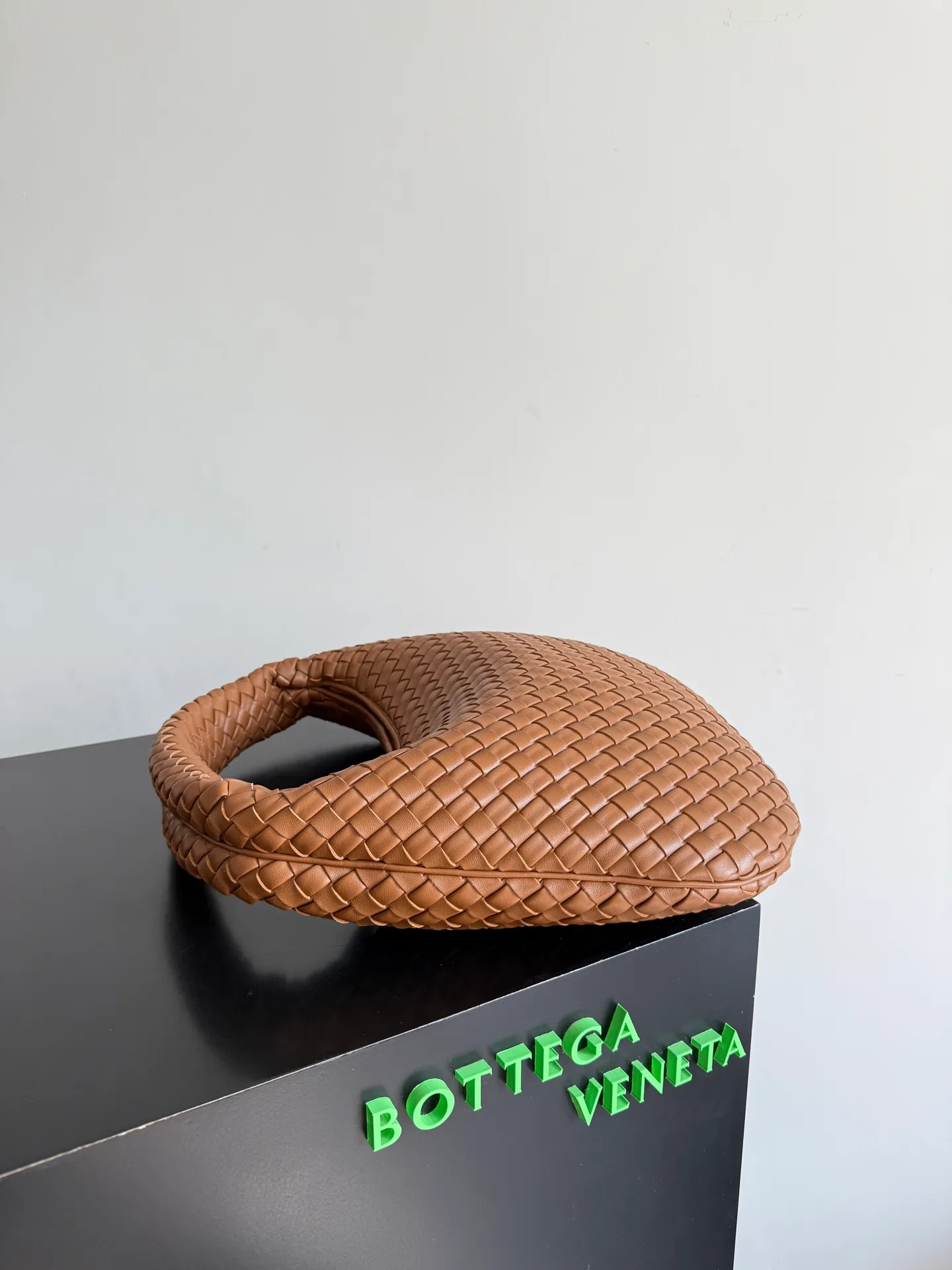 Batch 2120 BV Bottega Veneta's new early spring women's shoulder bag. The soft and delicate Hobo bag has been shipped! Many friends are waiting for this bag. It has a round shape and a large capacity. It can hold a 50-fold umbrella inside. Babies with a lot of daily items do not need to worry about the capacity of this bag. It is a practical bag for traveling and commuting. Although it is fluffy, it is soft and comfortable when carried on one shoulder. It has a modern and retro feel. Model No.: 856737 Size: 44*28*5cm